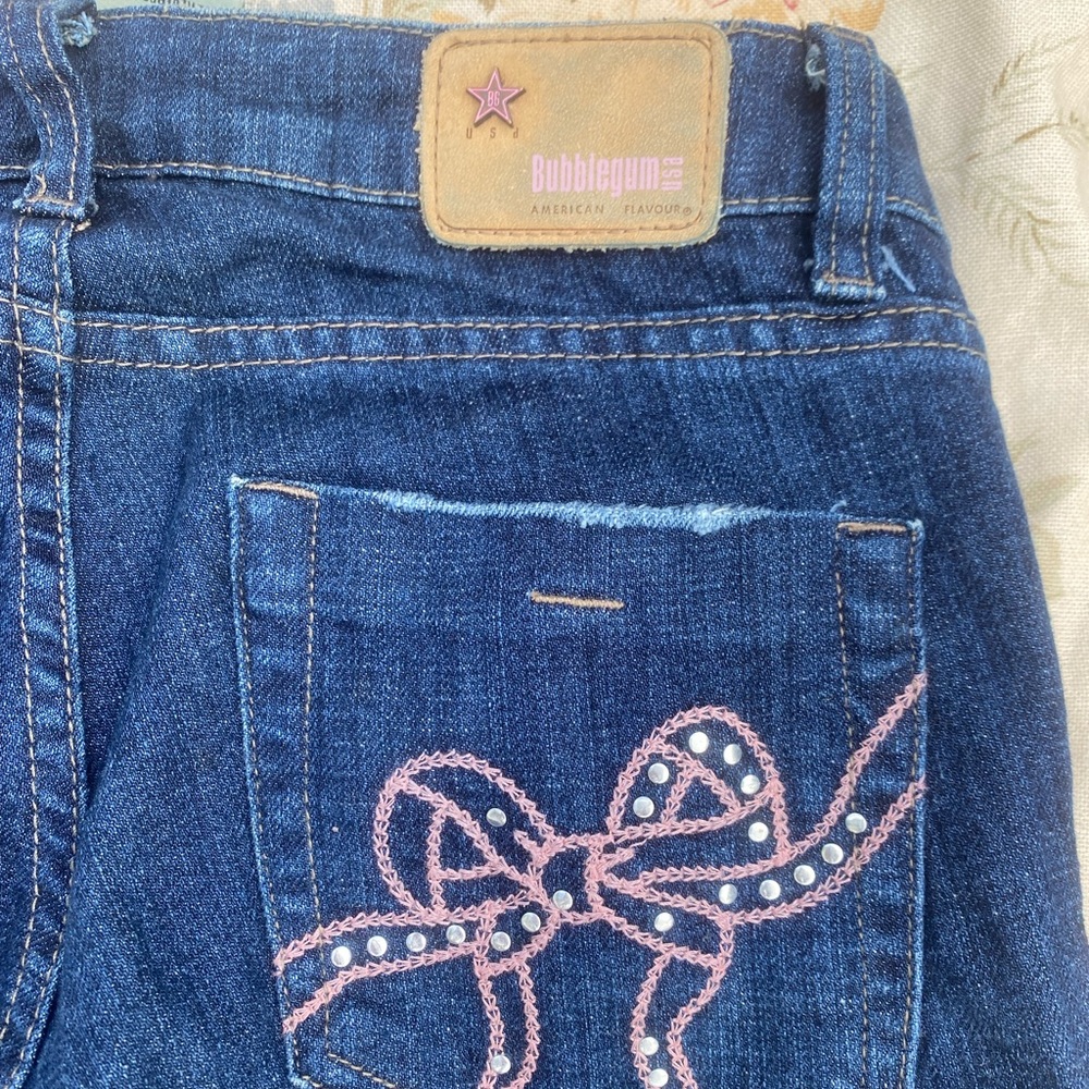 Bow pocket embroidered capri jeans